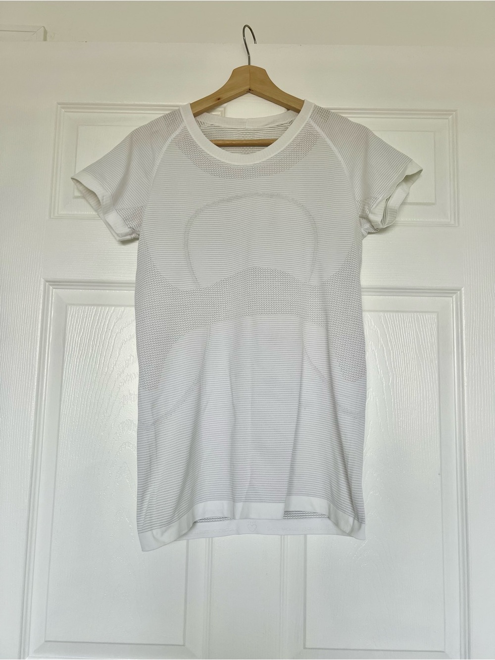 lululemon women’s Swiftly Tech Short Sleeve Top, white seamless size 10